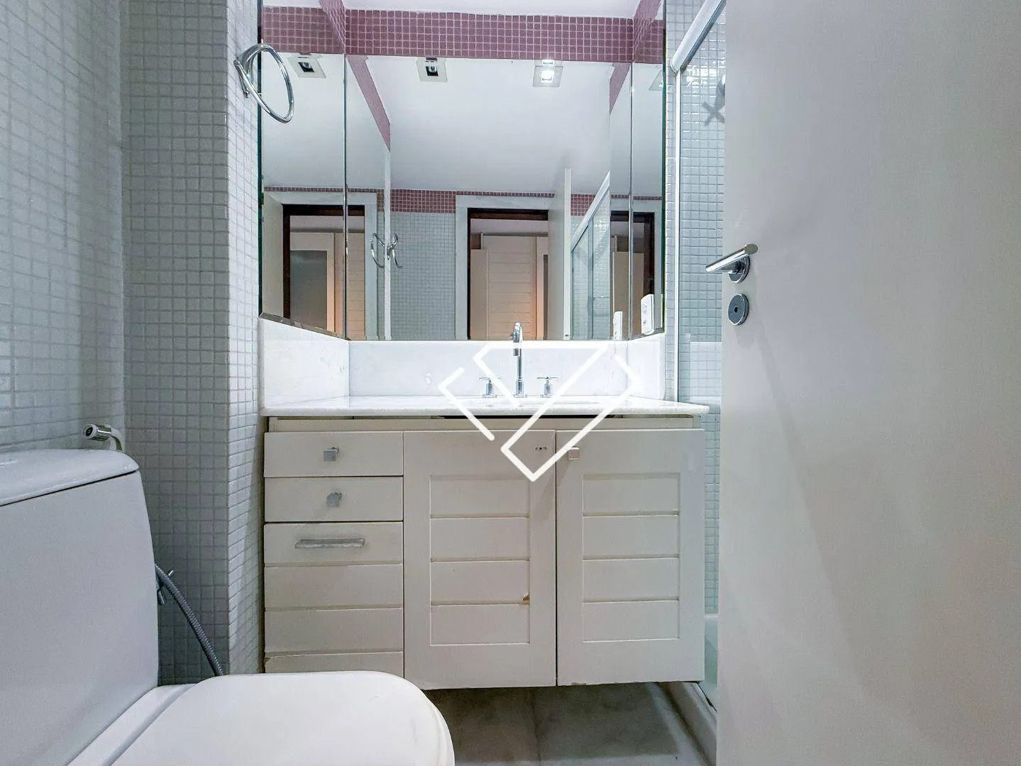 Furnished apartment with 4 en-suites and 258 m² — photo 38