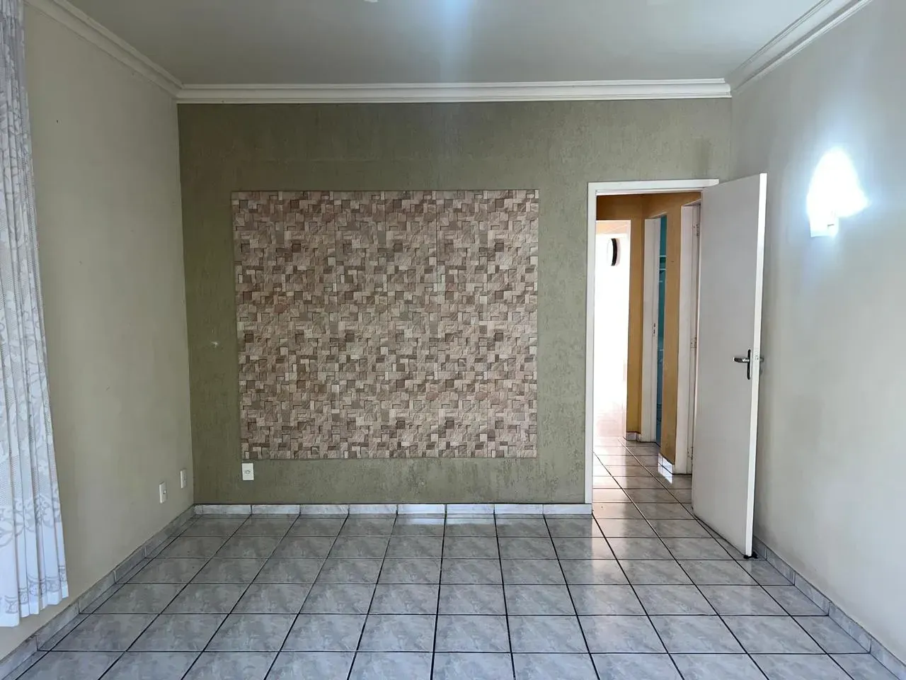 Casa com 4 quartos e cozinha fechada com armários — photo 18