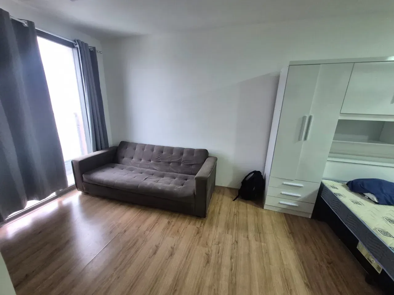 Studio on the 17th floor with wood or laminate floors