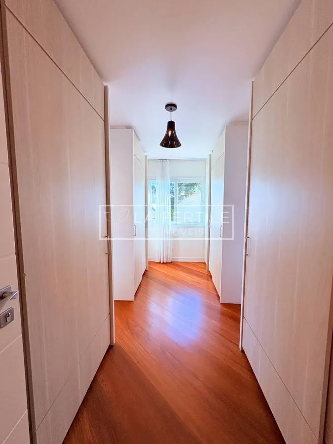 Будинок на 5 спалень із 2 ванними при кімнаті, 400 м² — photo 18