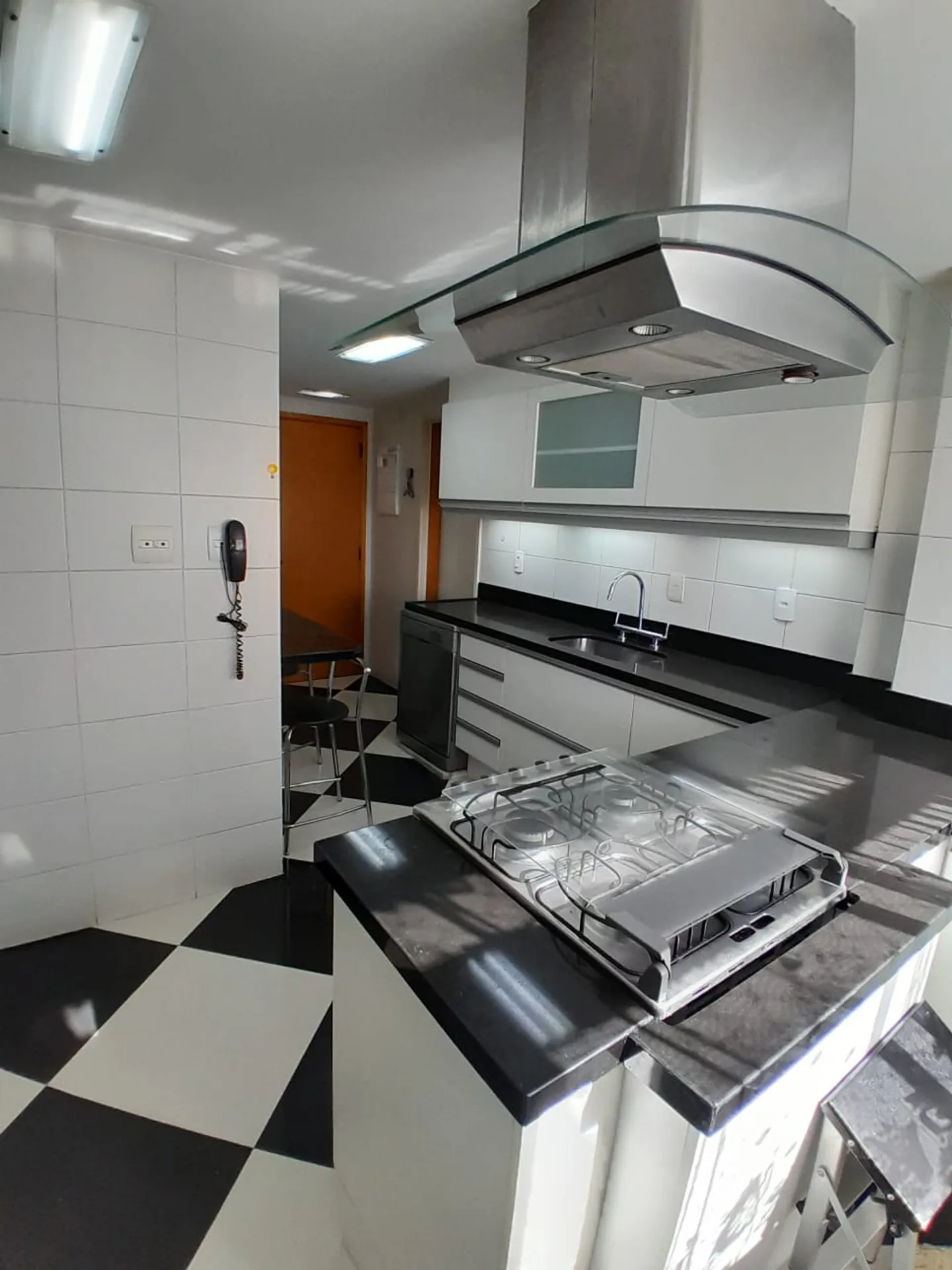 Apartment with 4 bedrooms, 3 bathrooms and built-in storage — photo 28