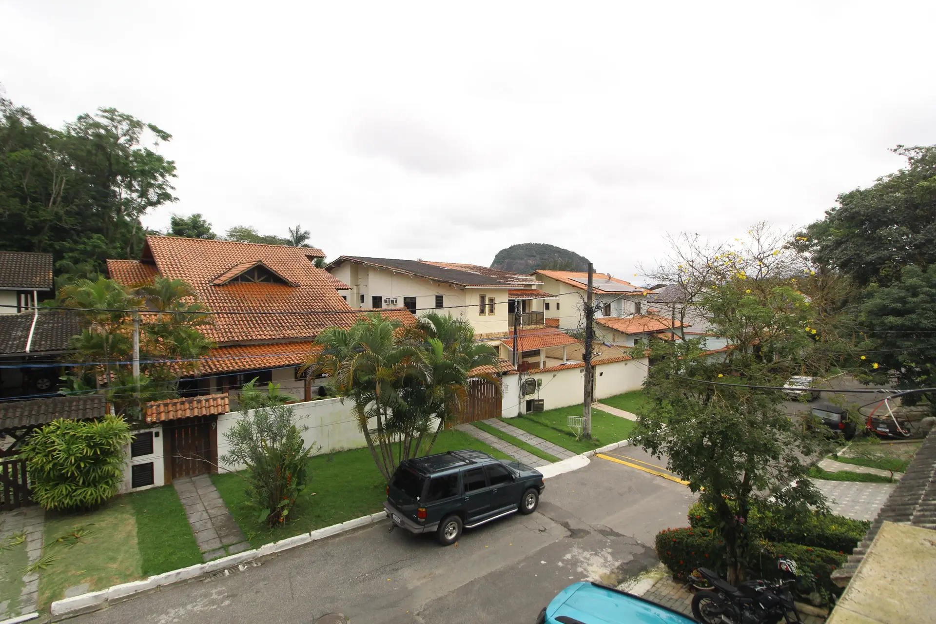 4-bedroom house with a mountain view — photo 36