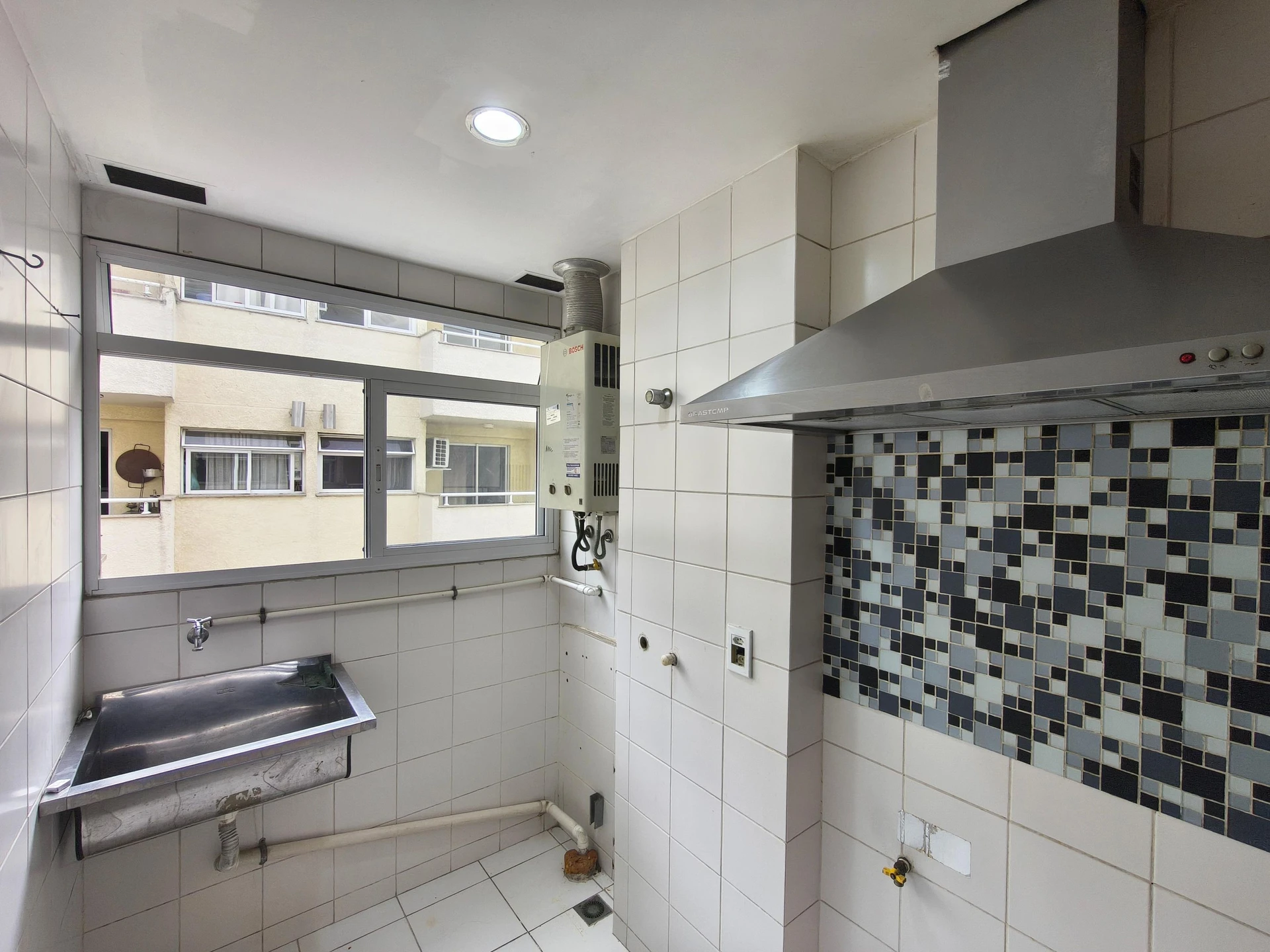2-bedroom apartment in a building with a gym — photo 6