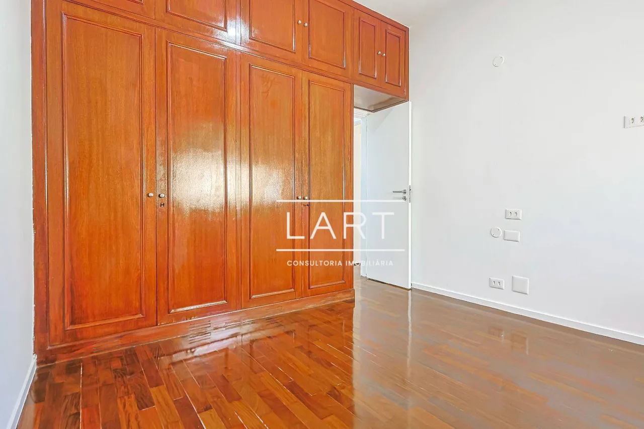 4-bedroom apartment with balcony and 227 m² — photo 18