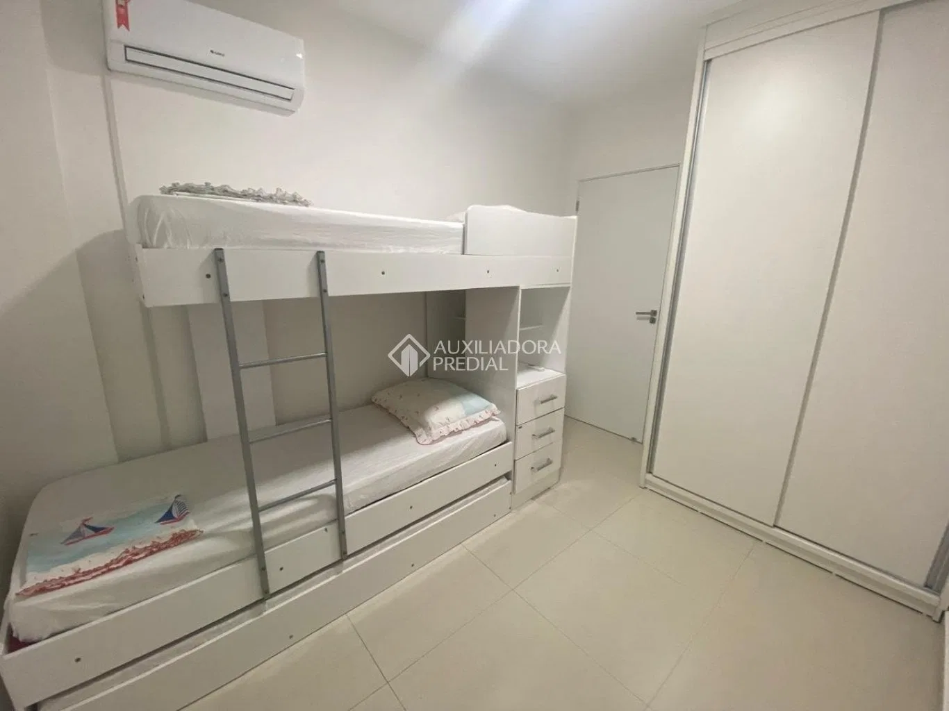 2-bedroom apartment with a washing machine in Florianópolis — photo 17