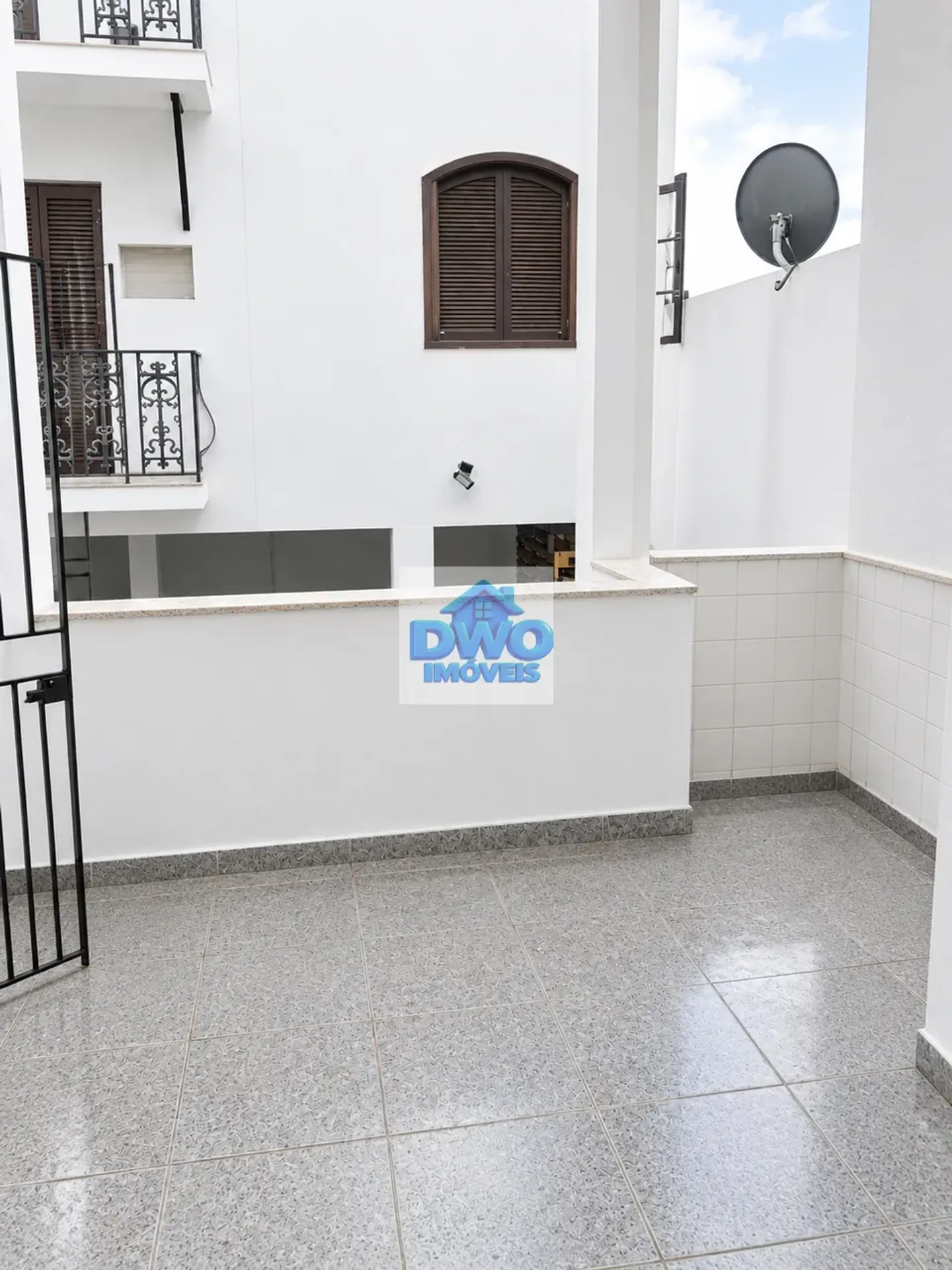 House, 250 m², with a glass-enclosed balcony — photo 14