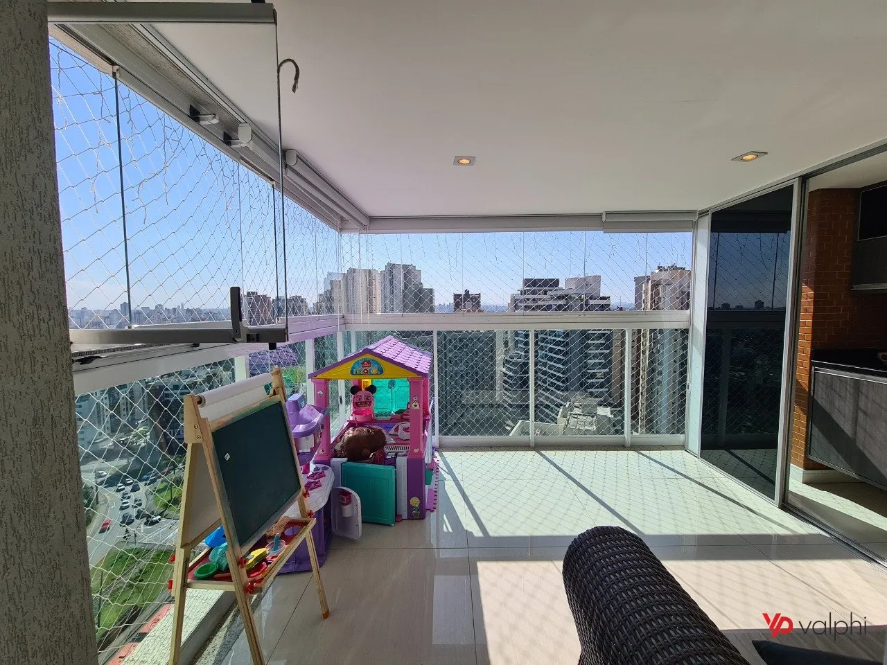 Furnished 2-bedroom apartment with enclosed balcony — photo 14