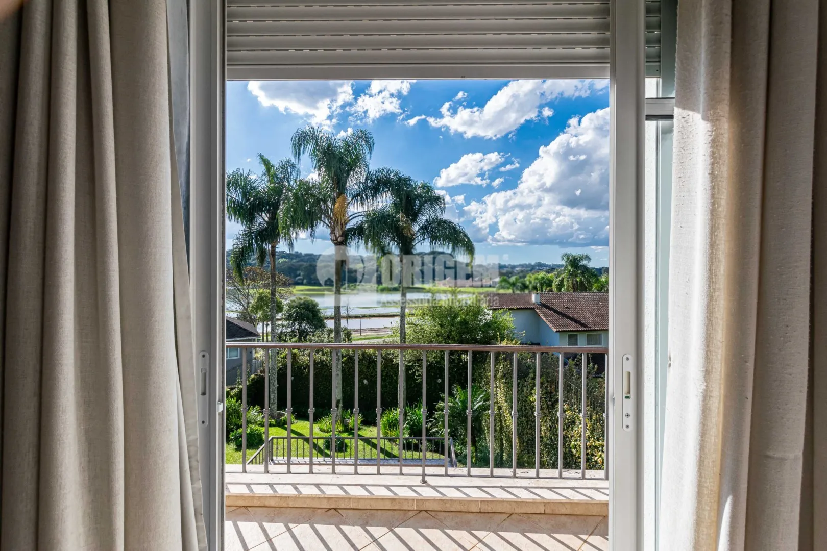 589 m² house with a bathtub and a water view — photo 79
