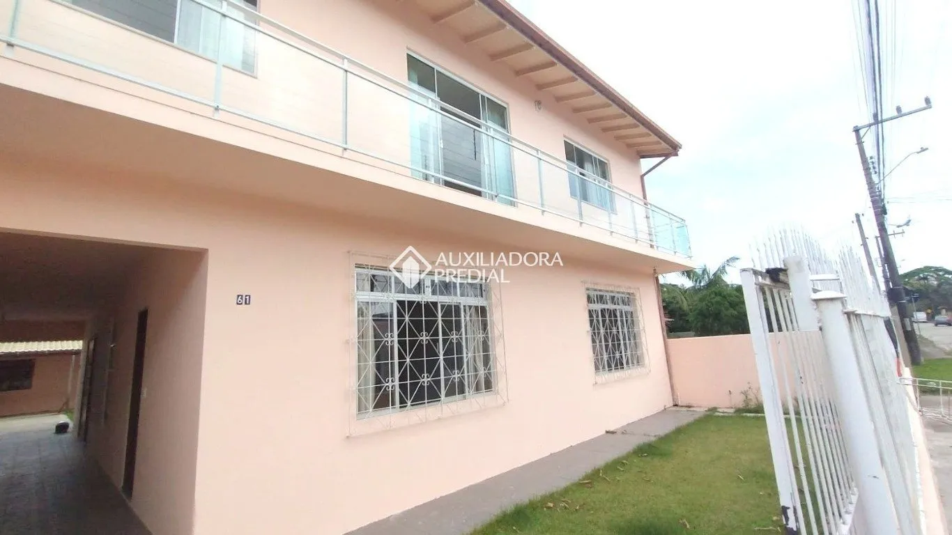 200 m² house with a bathtub and a glass-enclosed balcony — photo 9