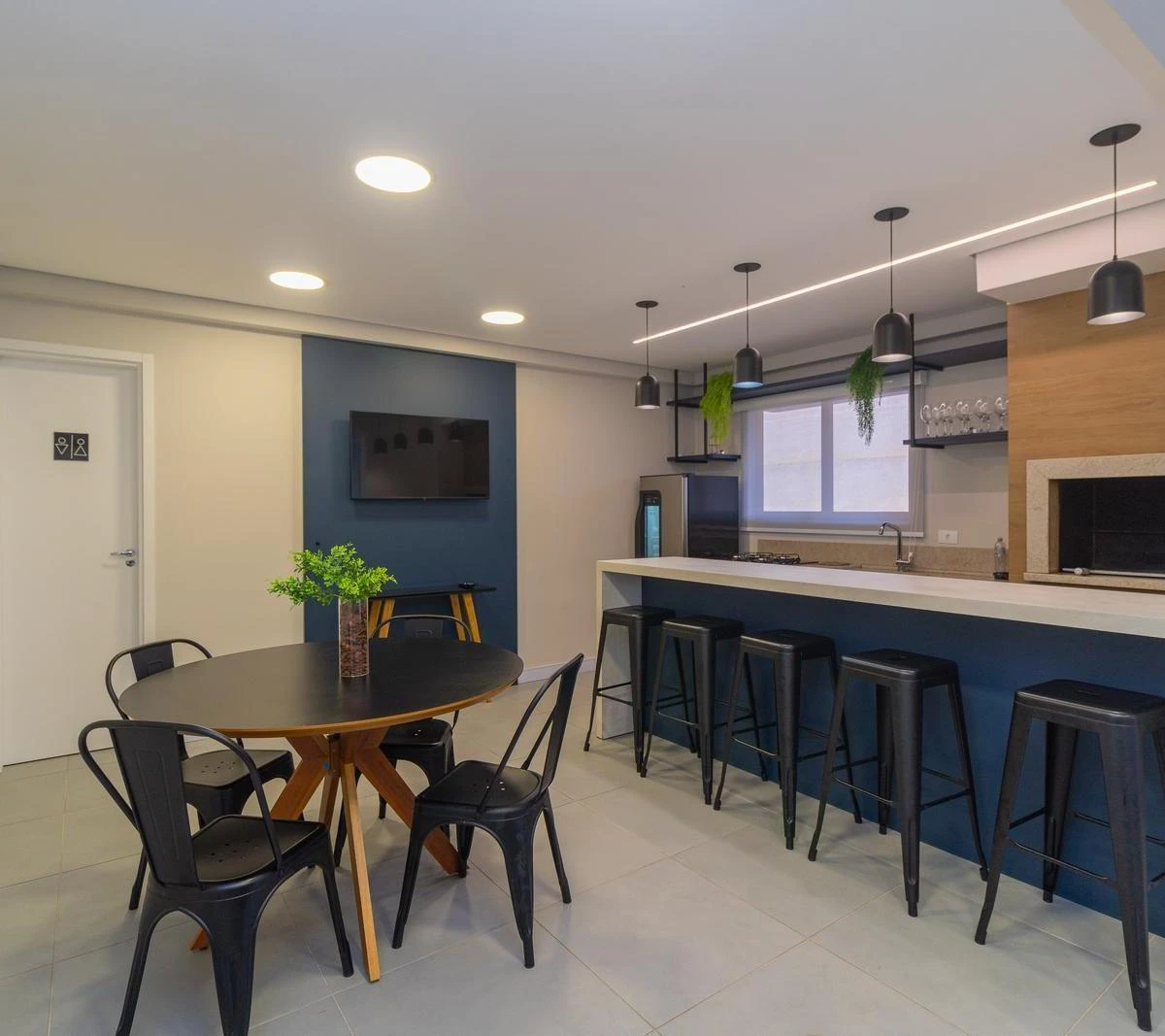 2-bedroom apartment in a building with a gym — photo 32