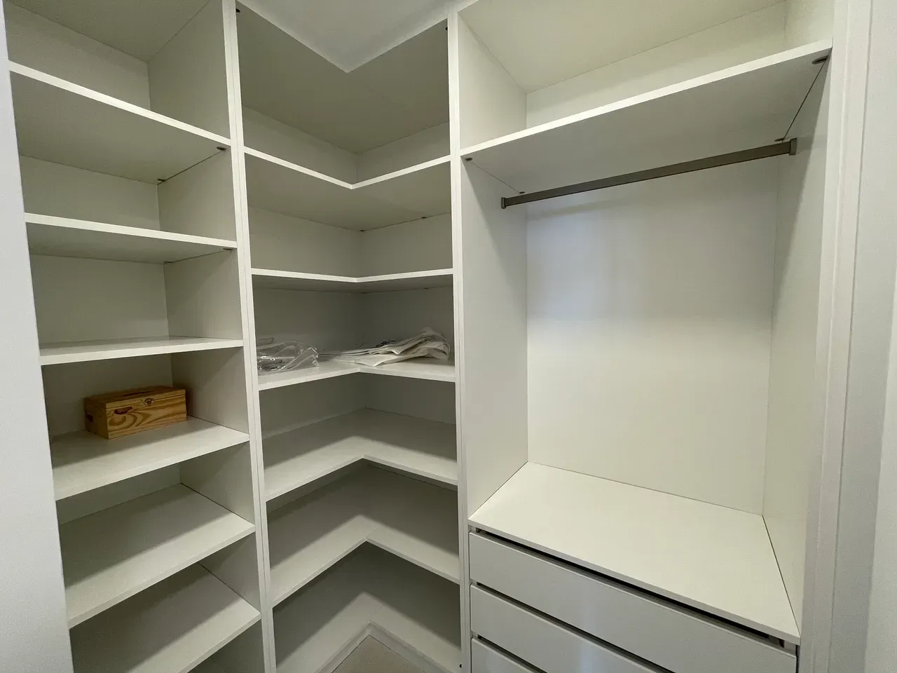 Furnished 151 m² apartment with 3 en-suite bedrooms and 2 parking — photo 22