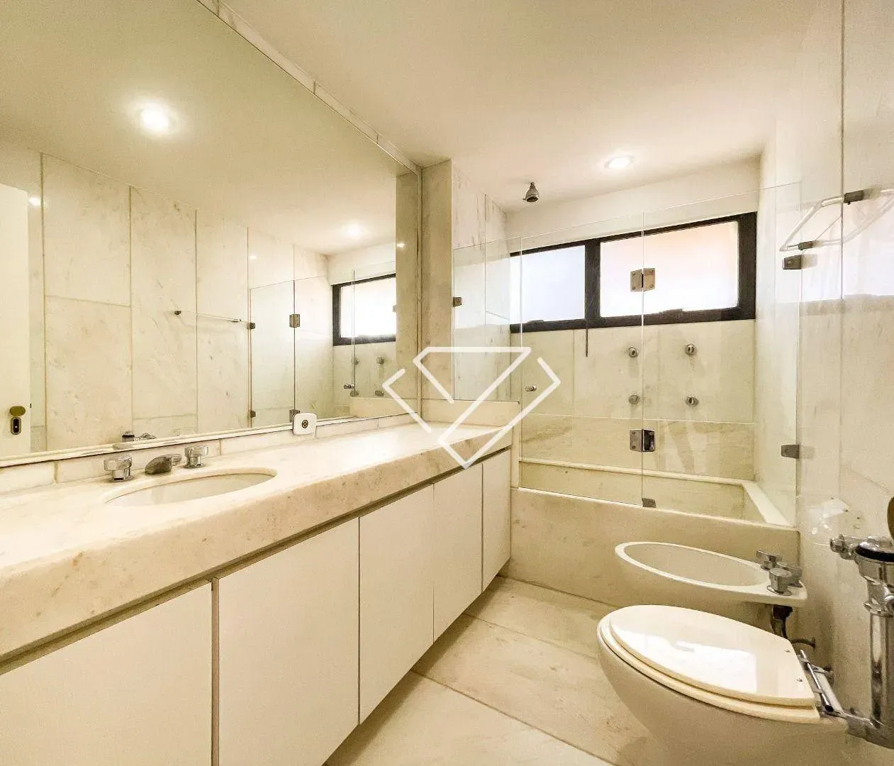 4-bedroom apartment with a balcony and laundry area — photo 22