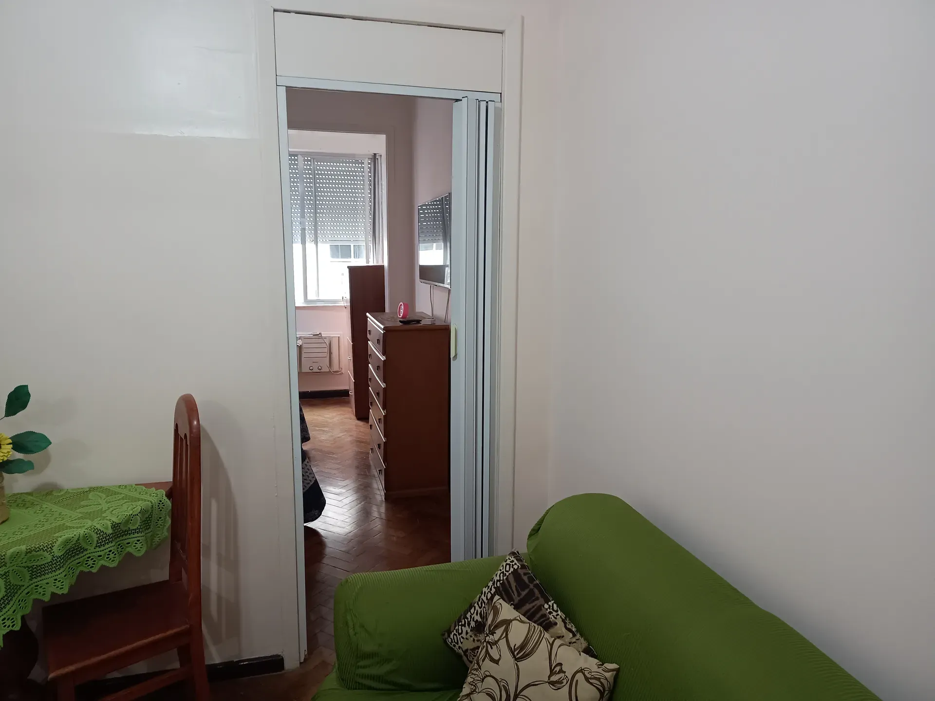 Balcony with a grill in a one-bedroom apartment, 30 m² — photo 11