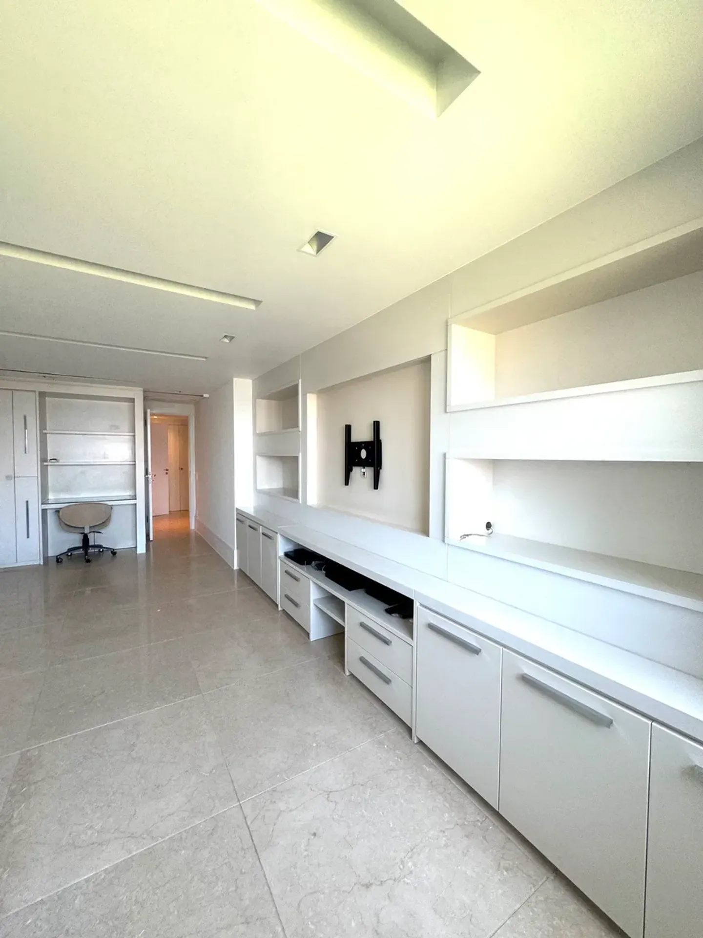 335 m² apartment with a glass-enclosed balcony and a jacuzzi — photo 24