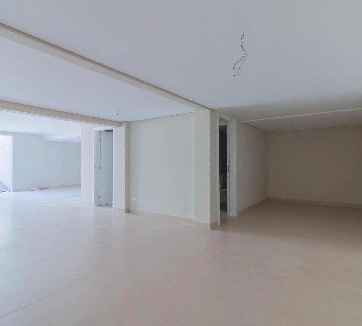 Modern house with 4 en-suite bedrooms and 6 parking spots — photo 11