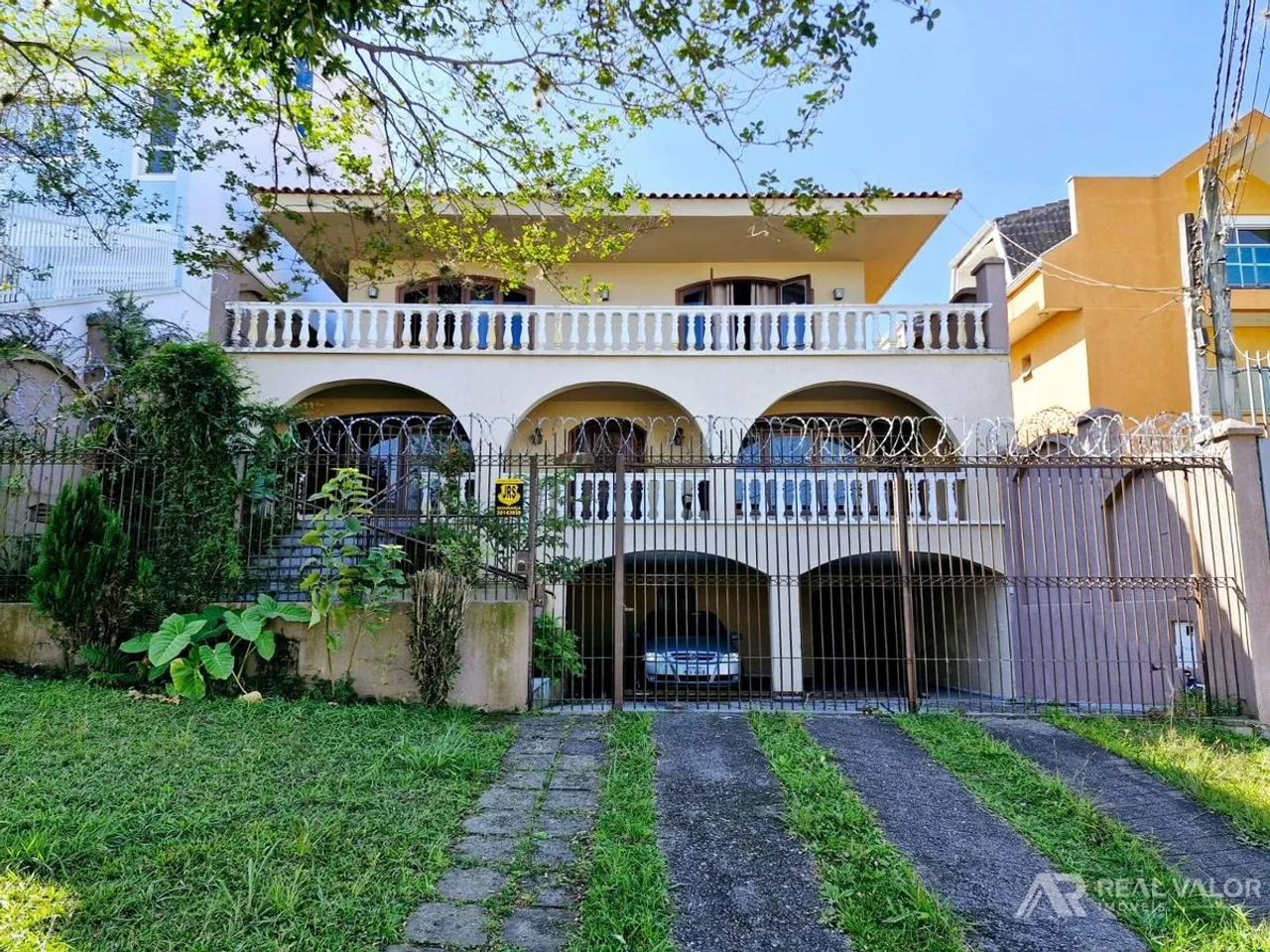 House with 5 bedrooms and 5 bathrooms, closed kitchen