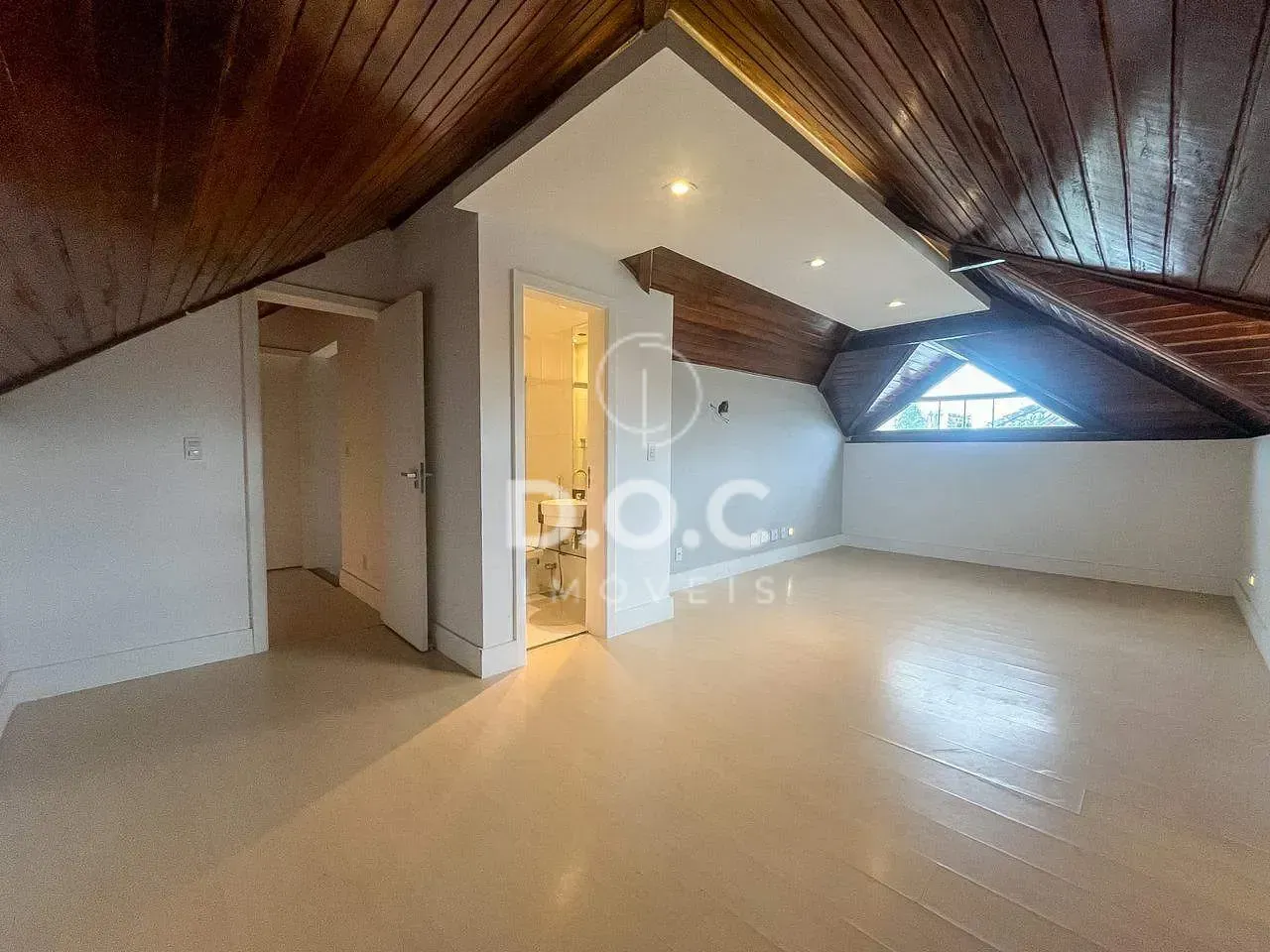 Floor-to-ceiling windows in a 5-bedroom house, 300 m² — photo 59