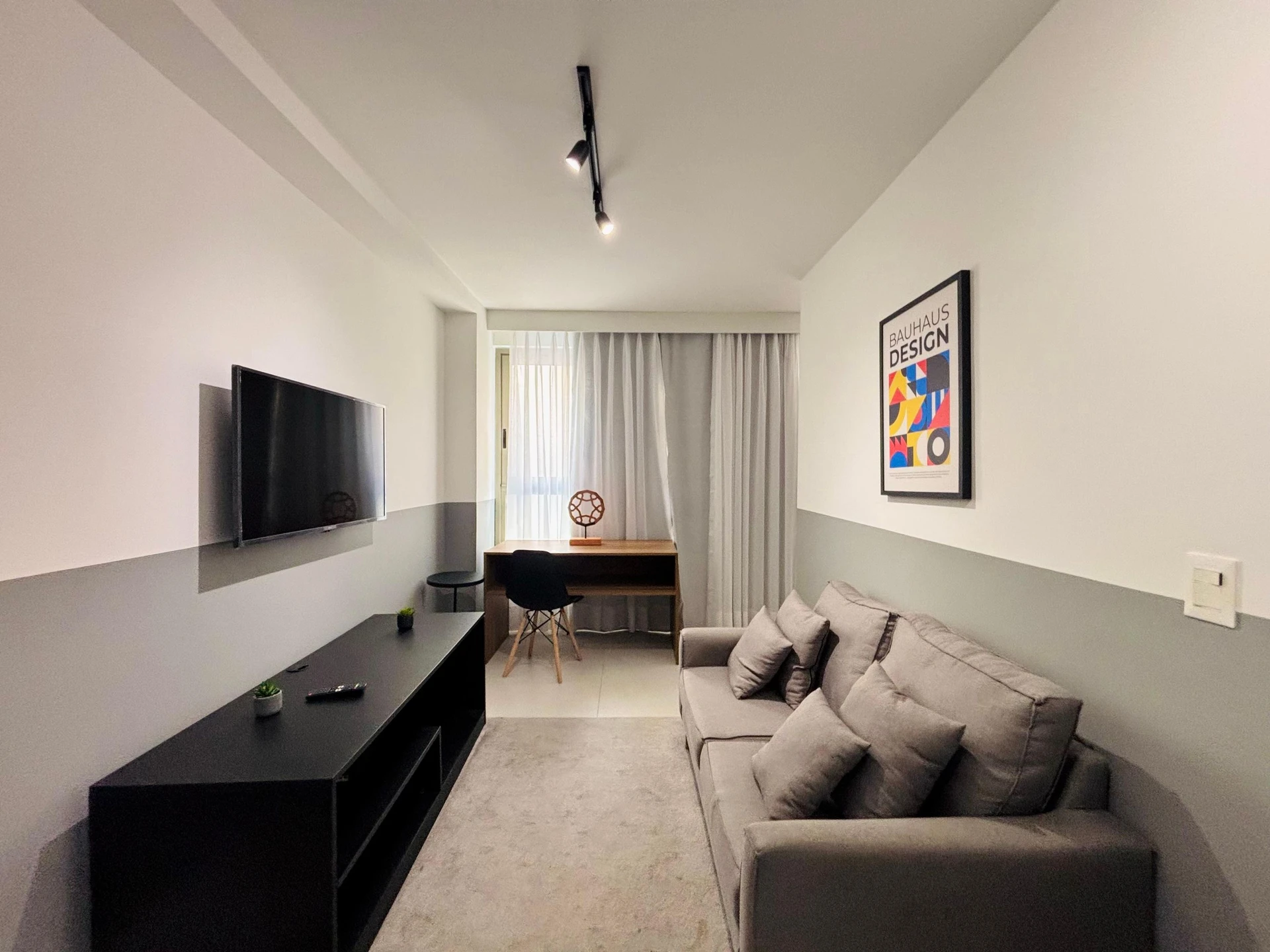 Furnished 1-bedroom apartment with open-plan kitchen