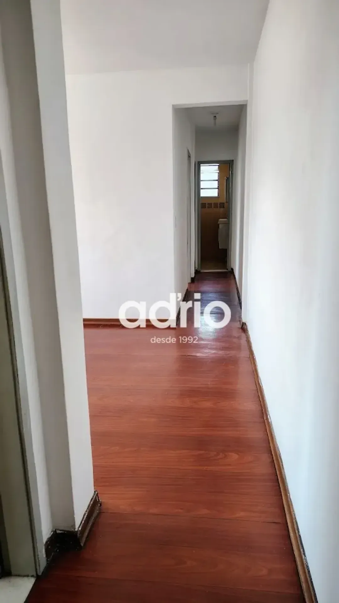 Apartamento com piso de madeira ou laminado, Tanque — photo 14