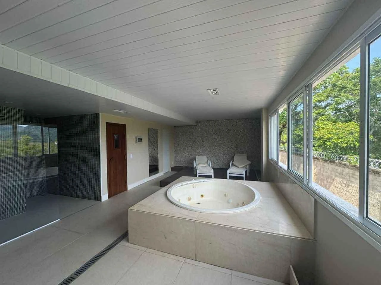6-bedroom house with floor-to-ceiling windows — photo 33
