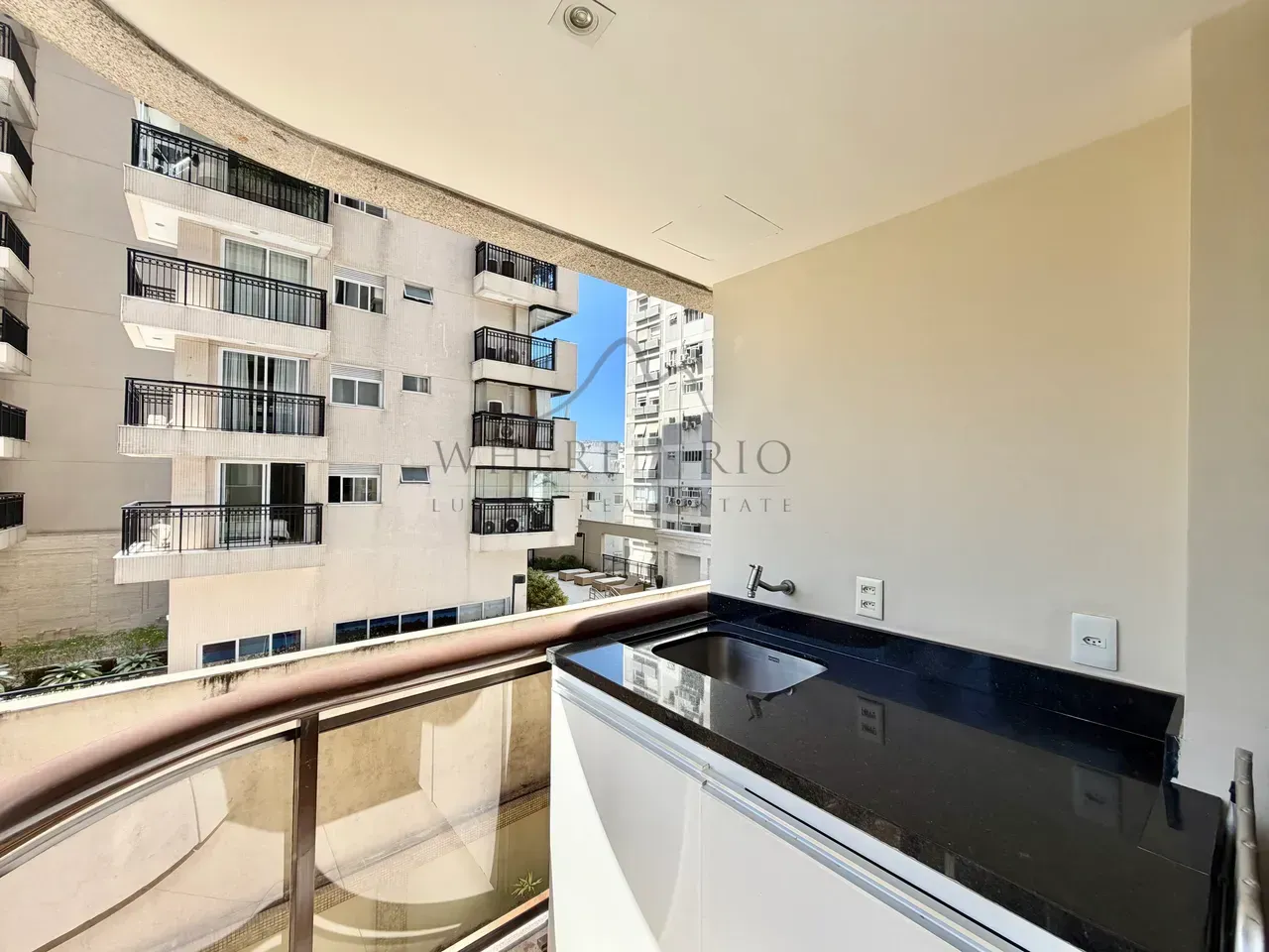 Furnished 2-bedroom apartment with balcony and parking — photo 18