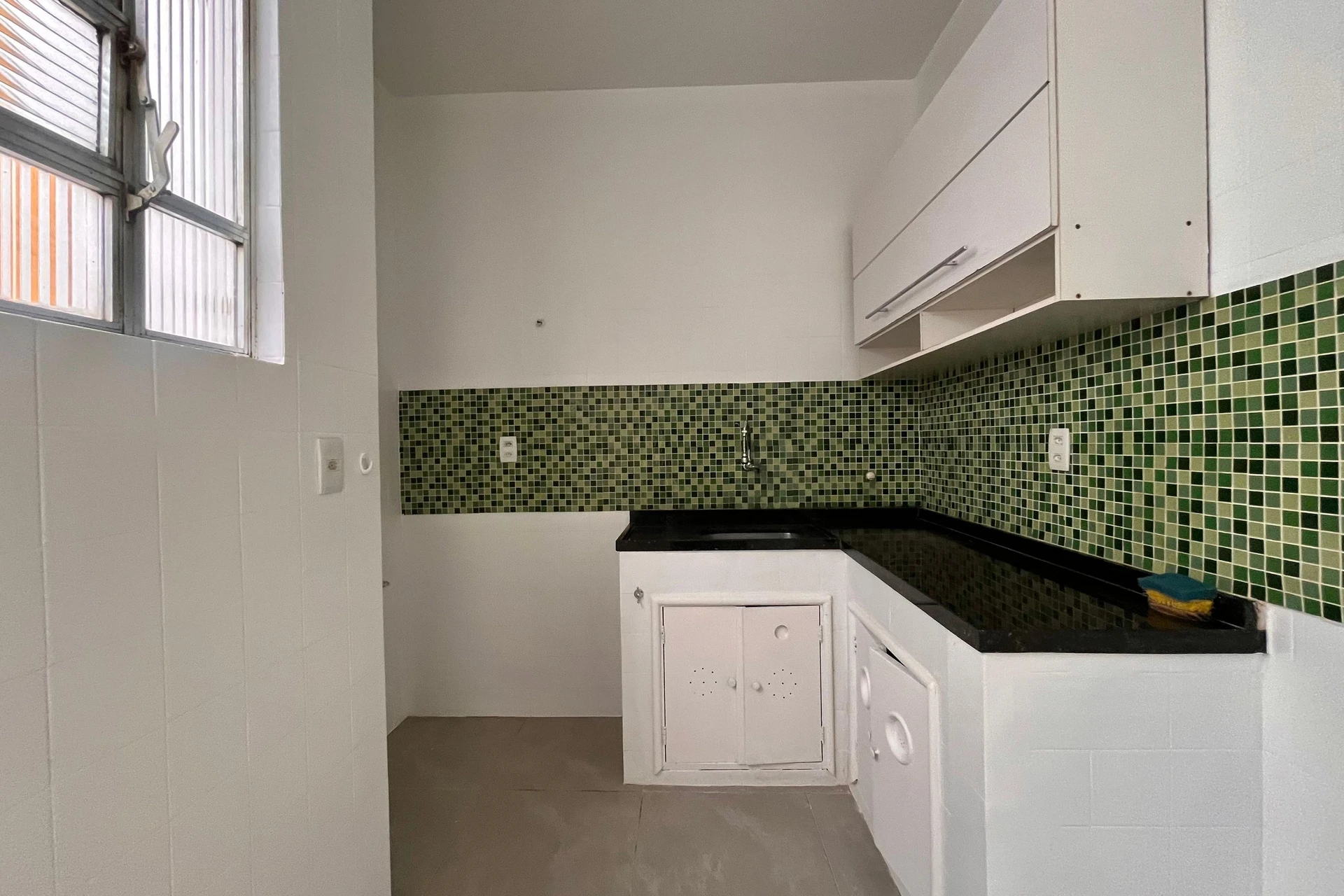2-bedroom apartment with floor-to-ceiling windows — photo 2