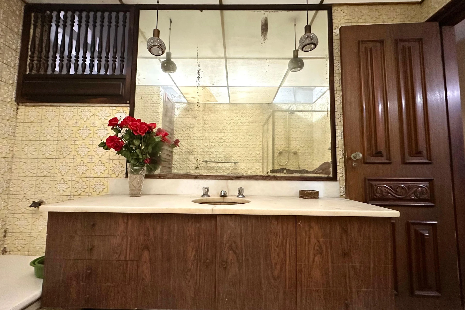 Bathtub in a 4-bedroom apartment, 290 m² — photo 53
