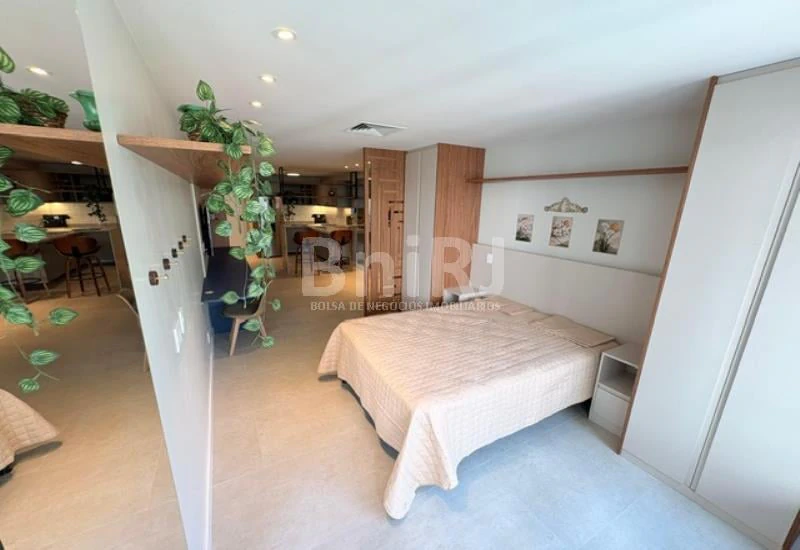 Furnished 47 m² studio with balcony and open kitchen
