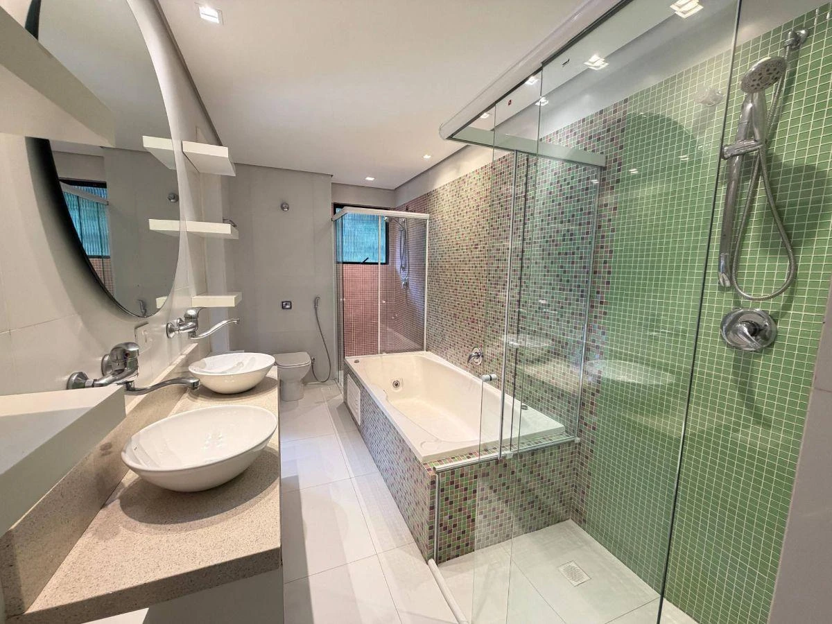 4-bedroom house with a bathtub — photo 4