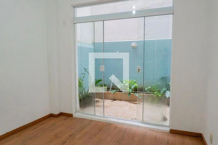 One-bedroom apartment with wood or laminate floors — photo 2