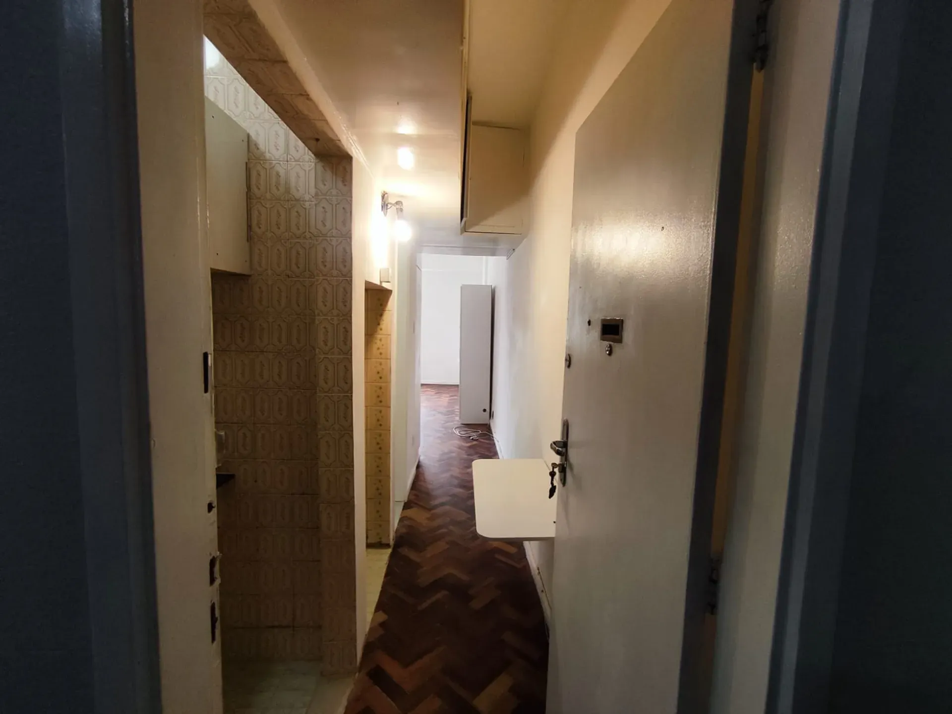 Studio com piso de madeira ou laminado, Centro — photo 11