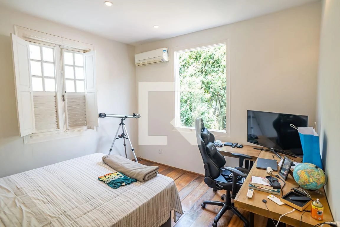 Furnished house, 300 m², with floor-to-ceiling windows — photo 60