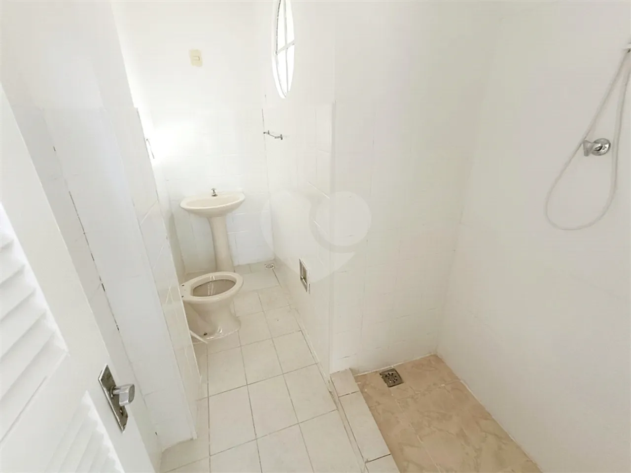 Unfurnished 1-bedroom apartment with a balcony — photo 16