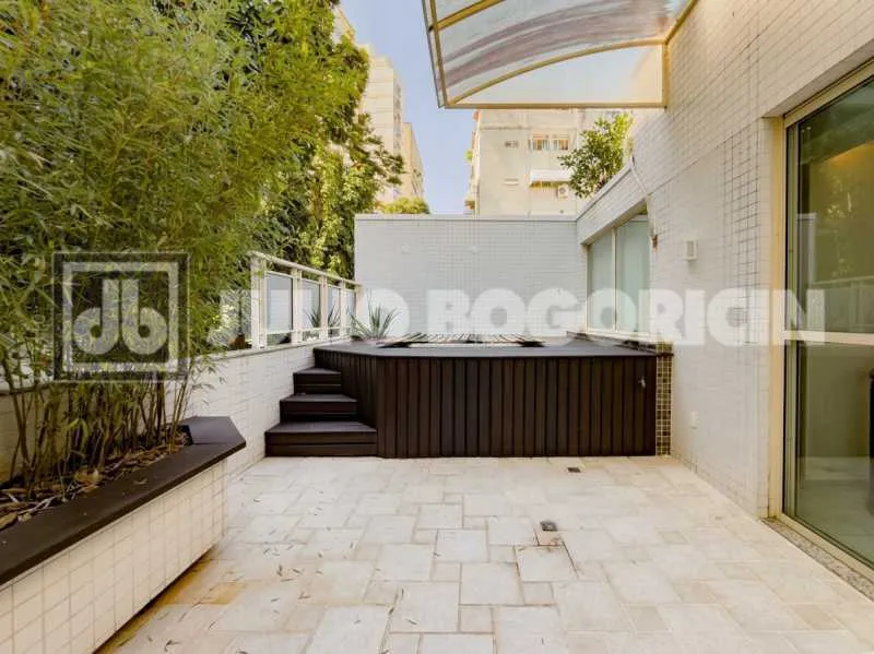 3-bedroom apartment with a park view in Rio de Janeiro — photo 21