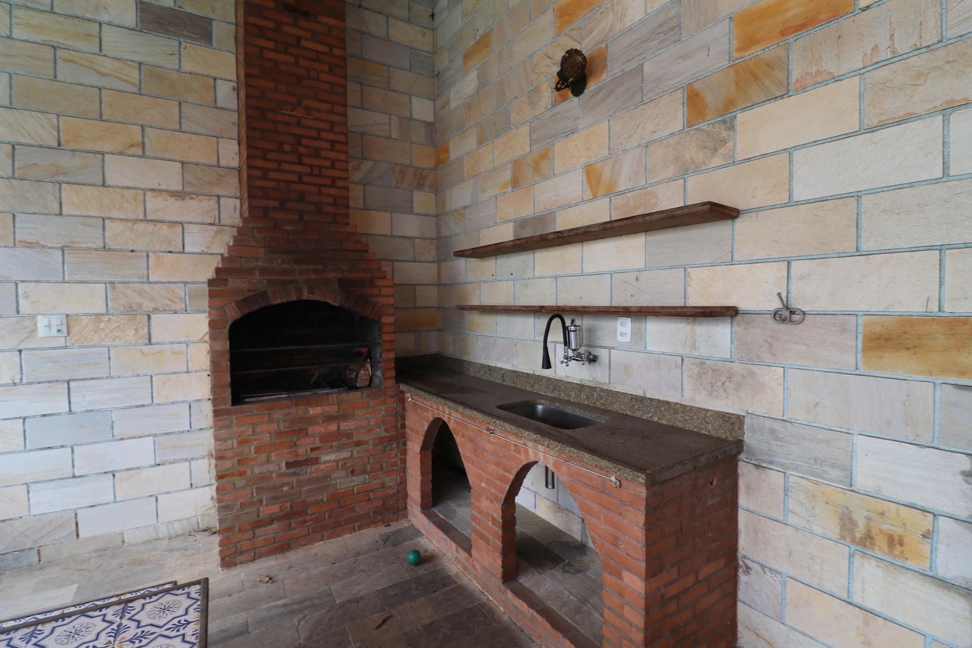 10-bedroom house with a bathtub in Rio de Janeiro — photo 24