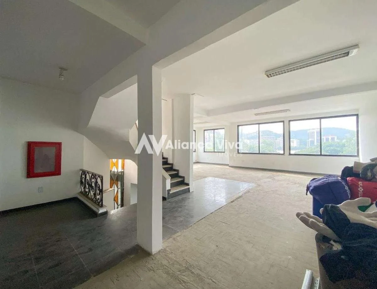 Casa, 824 m², com janelas do piso ao teto — photo 22