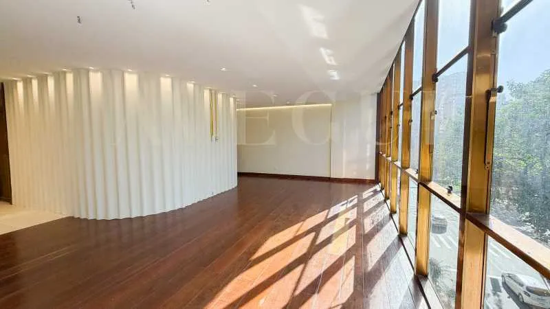 Floor-to-ceiling windows in a 3-bedroom apartment, 170 m²