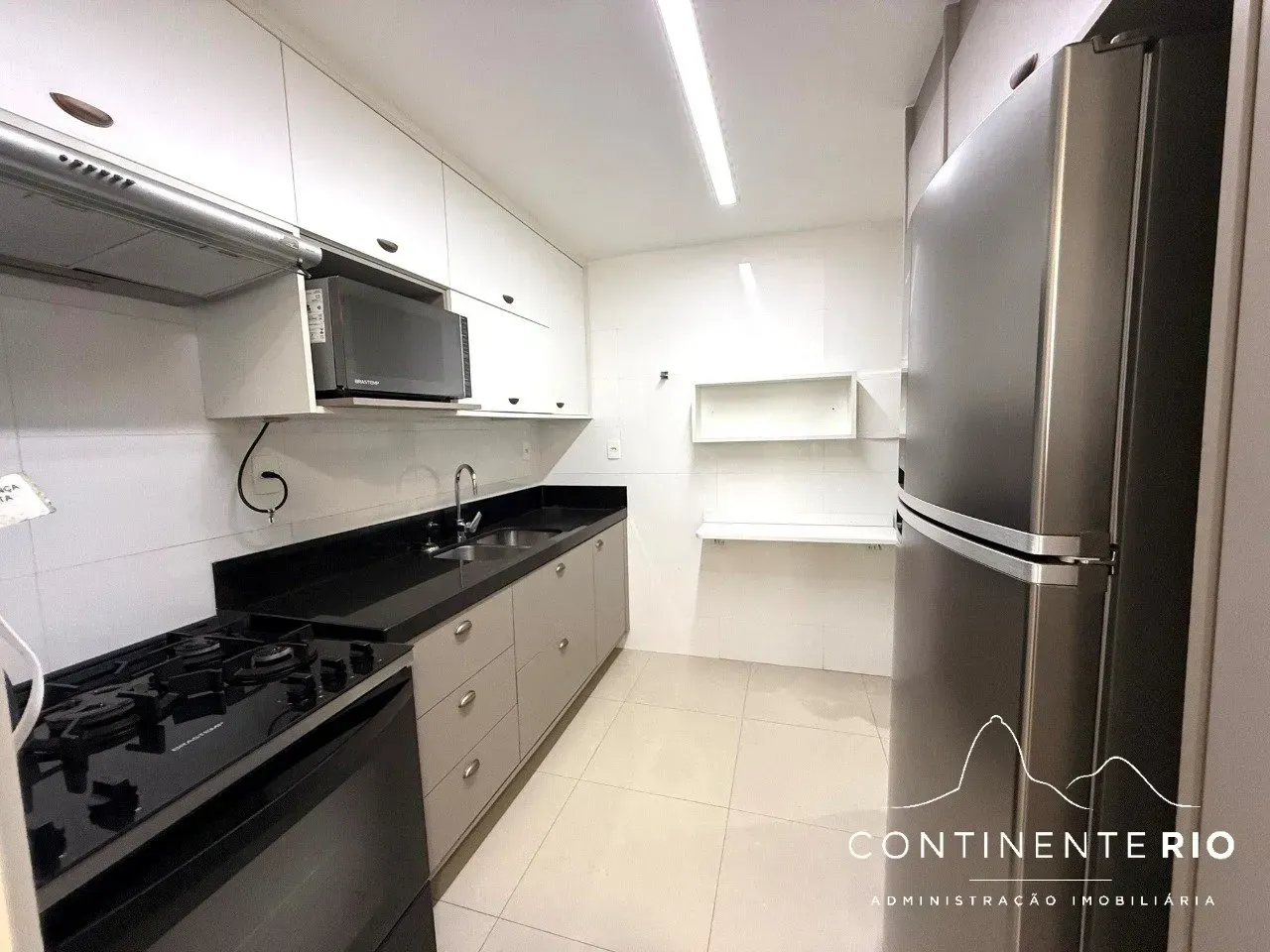 3-bedroom apartment with 4 bathrooms and a glass balcony — photo 3