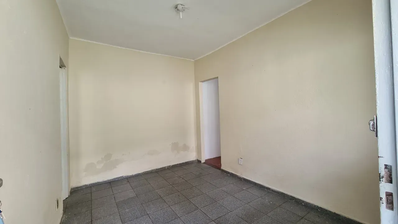 House with 1 bedroom and 1 bathroom, no parking