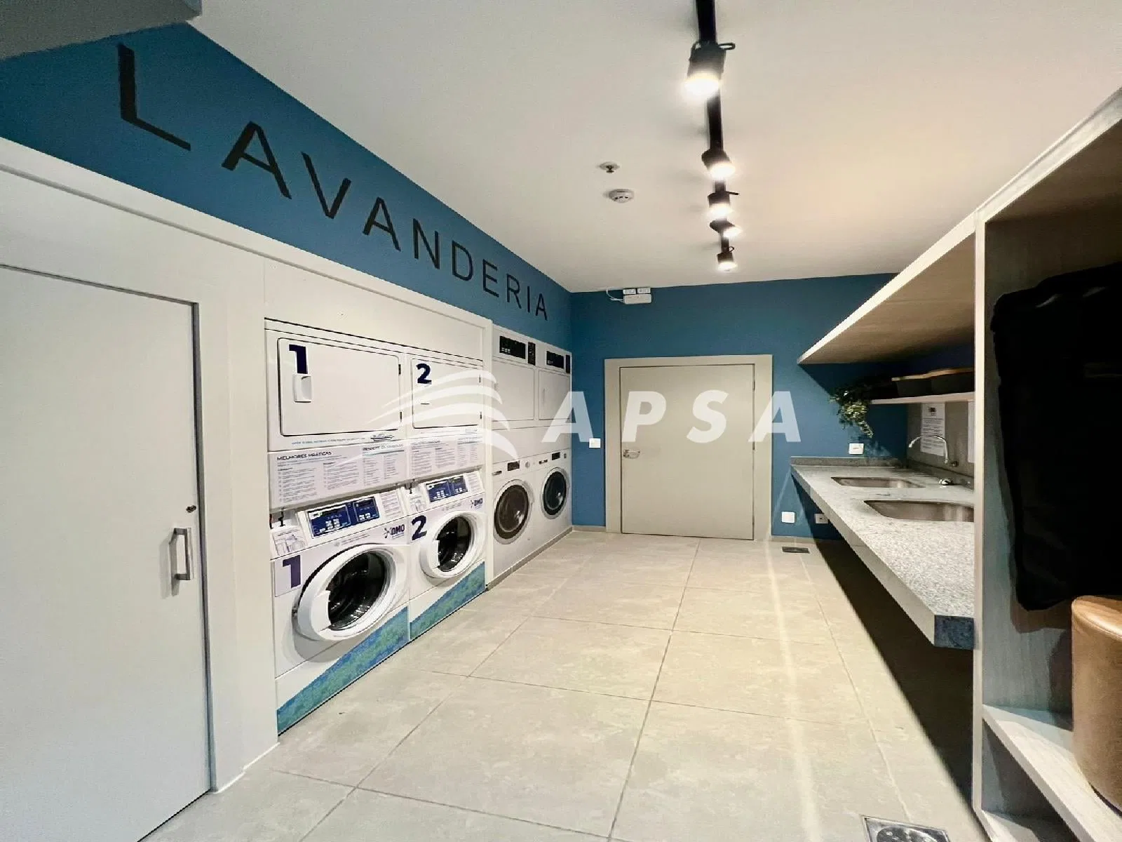 Студия 27 м² со стиральной машиной и панорамными окнами — photo 21