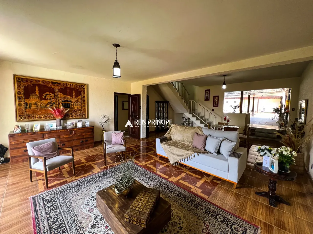 Casa com 4 quartos e fogão a gás na cozinha
