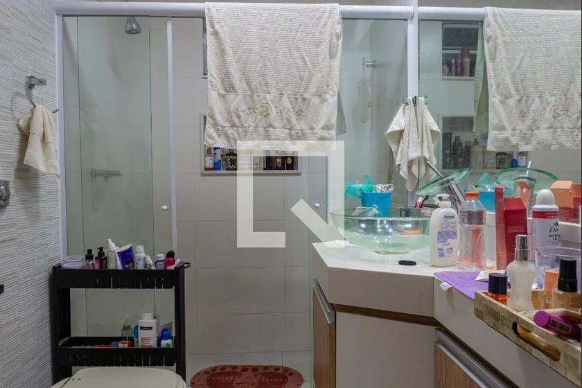 Furnished apartment with 4 bedrooms and 200 m² — photo 44