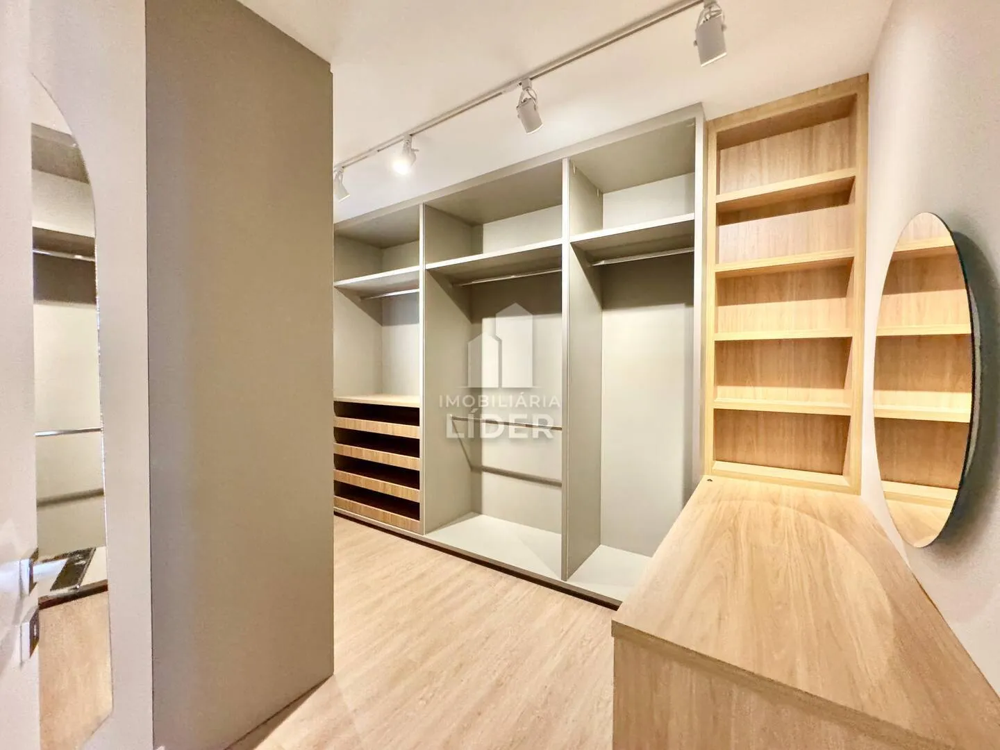 Apartment with 4 bedrooms and 3 parking spots, balcony — photo 38