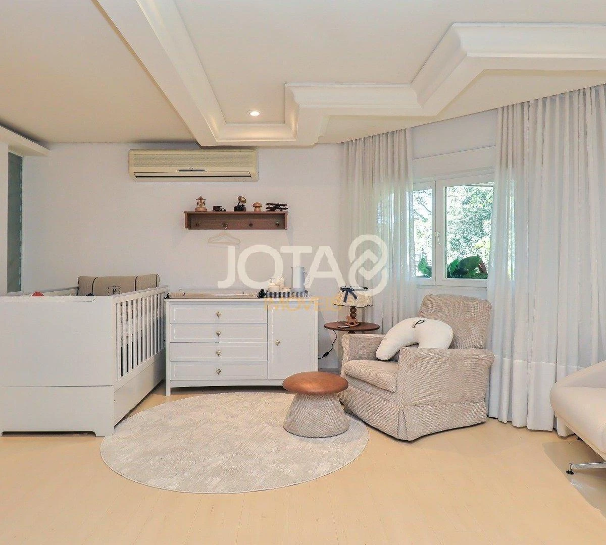 House with 5 suites, 8 baths and 6 parking spaces — photo 25