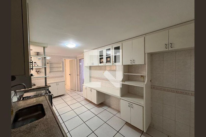 Apartamento com armários embutidos, 2 quartos e 130 m²