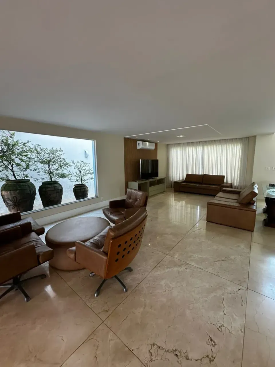 Apartamento mobiliado com 5 quartos e varanda com churrasqueira