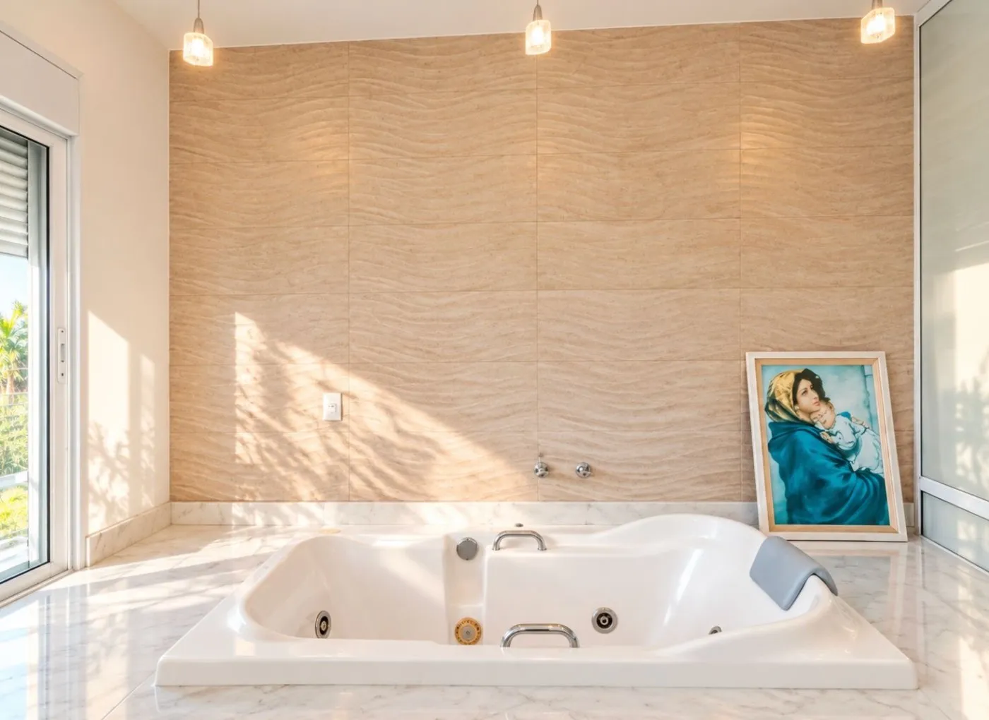4-bedroom house with a water view — photo 5