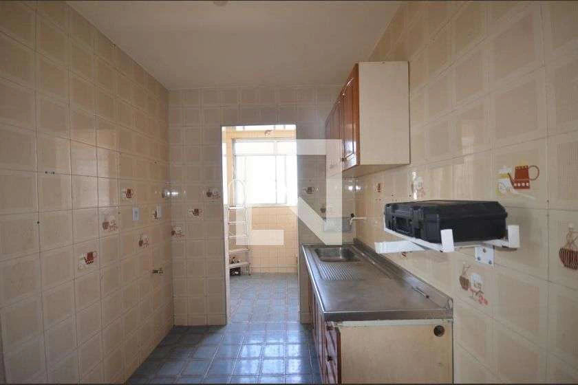 Apartamento com 2 quartos e box de vidro no banheiro — photo 10