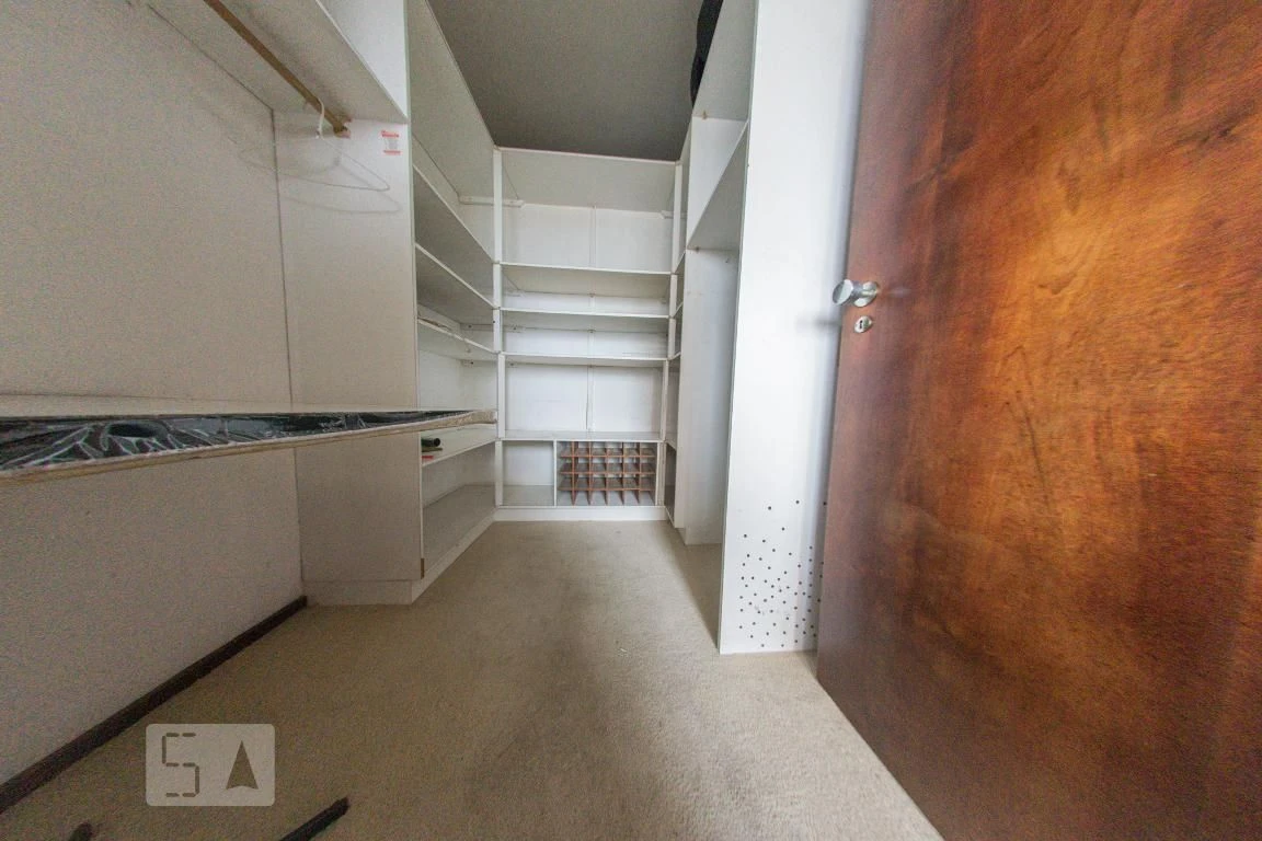 4-bedroom apartment with a walk-in closet — photo 7