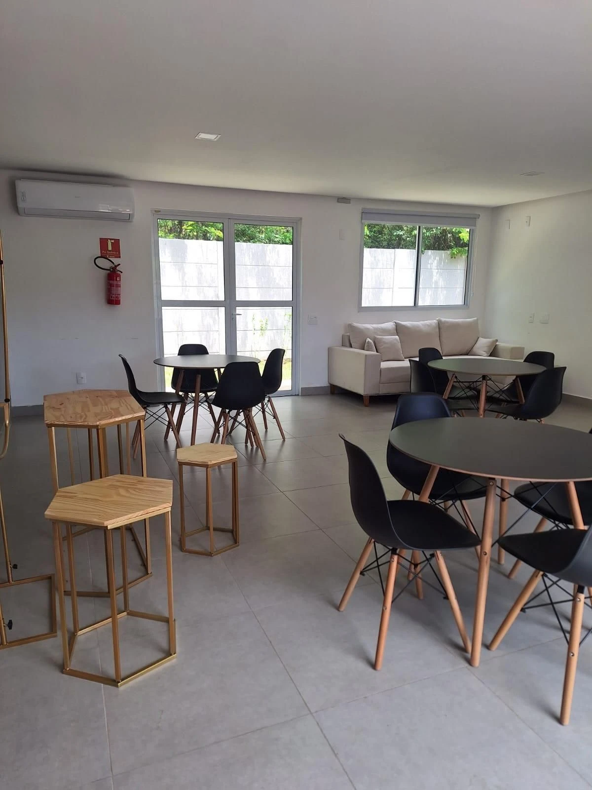 Balcony with a grill in a 2-bedroom apartment, 45 m² — photo 5